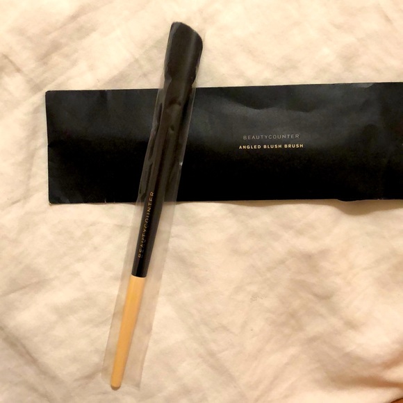 Beautycounter Angled Blush Brush - Picture 2 of 3
